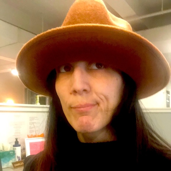 Meet your Posher, Lisa - Picture 1 of 1